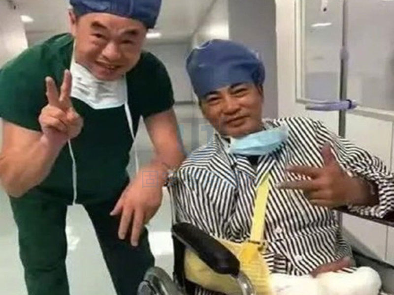 又一明星任達華被刺，這不是非逼著華哥穿防刺服嗎？