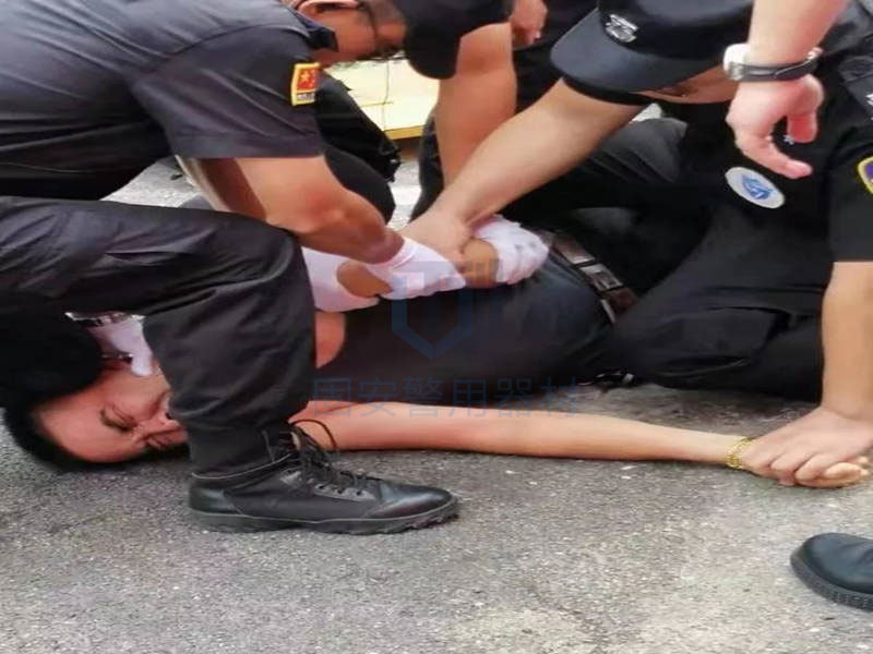 又一明星任達華被刺，這不是非逼著華哥穿防刺服嗎？